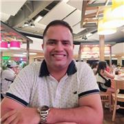 Profesor de Ingeniería dicta clase de materias referentes a la carrera y de redacción de proyectos